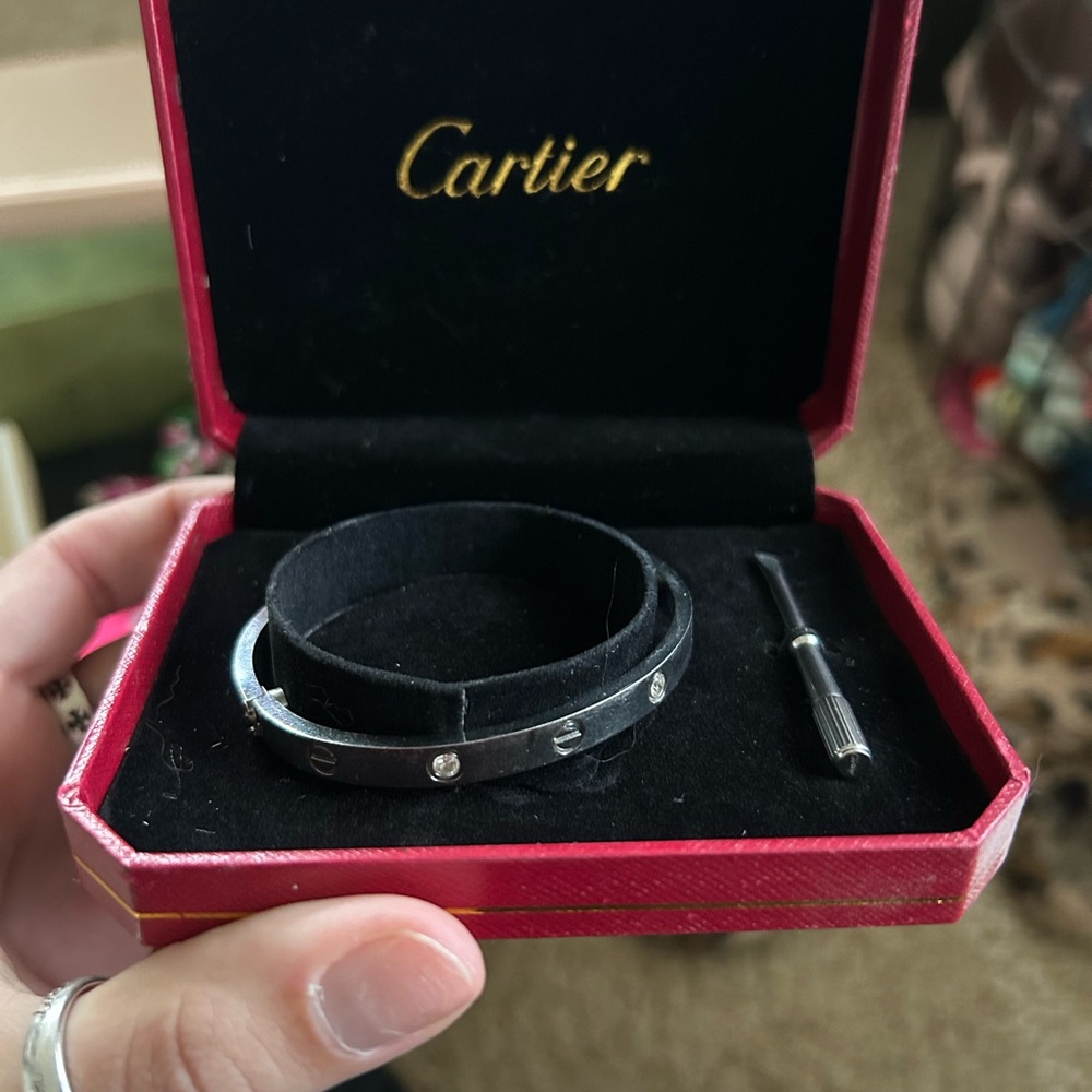 Cartier love bracelet - EASILY NEGOTIABLE